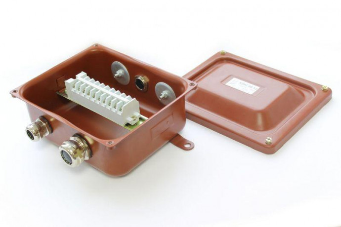 Коробка КЗНС-08 УХЛ1.5 IP65 латун. сальники ГОФРОМАТИК zeta30314